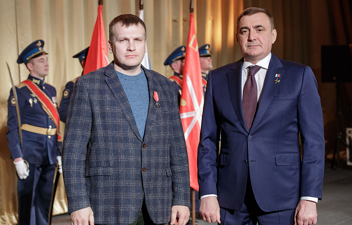 Алексей Дюмин наградил медалями ефремовцев, помогавших спасать людей при взрыве газа в пятиэтажке