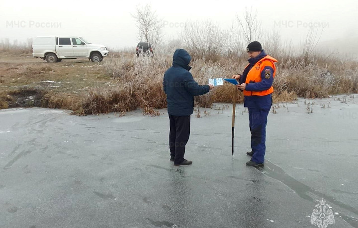 Инспекторы ГИМС напомнили тульским рыбакам правила безопасного выхода на лёд