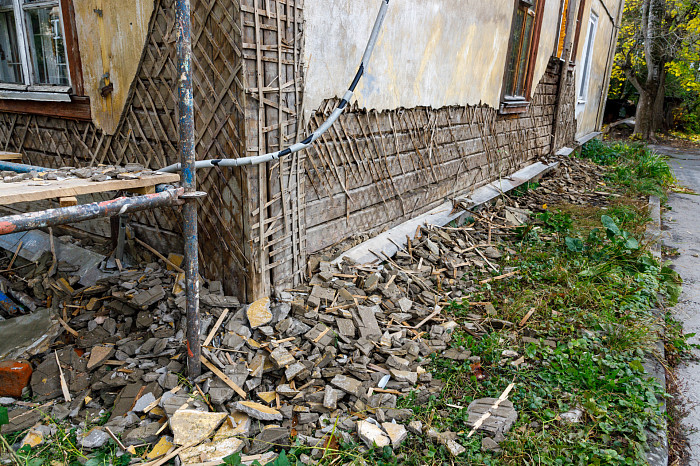 «Все это рухнет людям на голову»: Почему 70-летний разваливающийся деревянный дом по улице Шухова в Туле до сих пор не могут признать аварийным