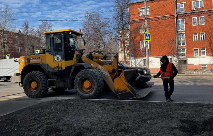 С улиц Тулы уже вывезли 1 800 кубометров смета и пыли: это равносильно примерно десяти мусоровозам