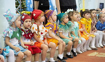 В детском саду в Туле поселились лягушки, Мухи-Цокотухи и восточные красавицы: сотрудница садика более 30 лет создаёт уникальные костюмы для утренников своими руками