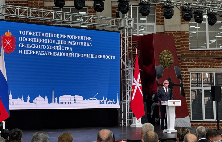 «Вы и ваши коллеги — это движущая сила отрасли»: Дмитрий Миляев вручил награды работникам сельского хозяйства