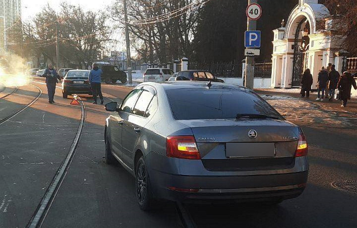 На улице Оборонной в Туле образовалась задержка трамваев из-за ДТП