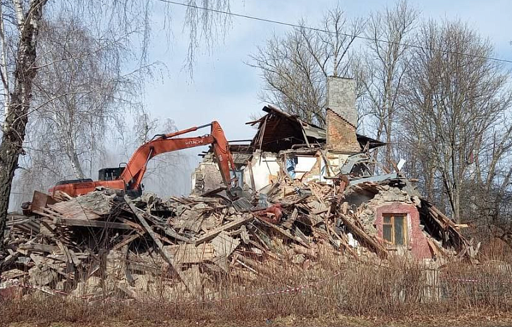 В Киреевске снесли частично обрушившийся аварийный дом на улице Октябрьской