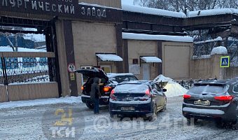 Два легковых автомобиля столкнулись у проходных «КМЗ» в Туле