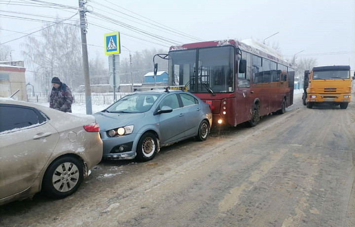 На Веневском шоссе в Туле произошло тройное ДТП с автобусом и легковушками