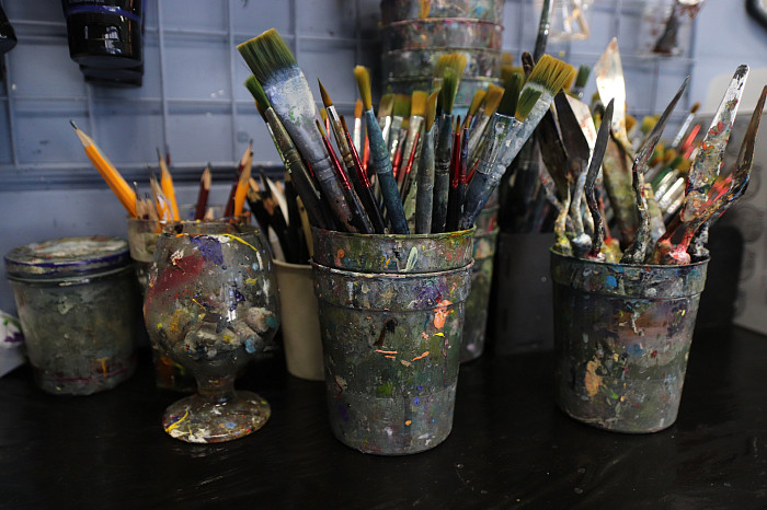 «Даже мужчины в рисовании раскрываются и получают кайф»: интервью с художницей Ксения Бондаренко, которая учит творить тех, кто раньше даже не держал в руке кисть