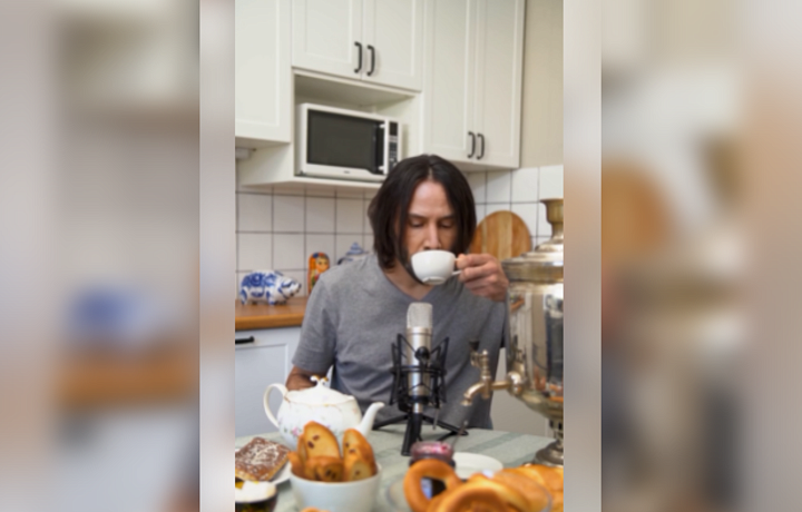 В Интернете набирает популярность видеоролик с Киану Ривзом и тульским чаепитием