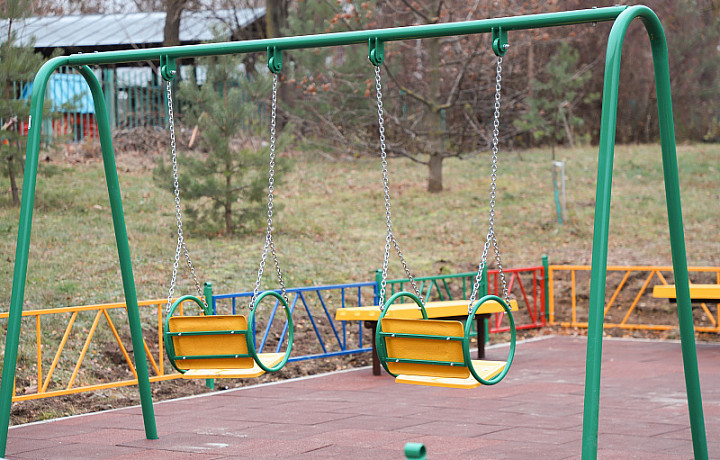 Во дворе двух домов в Туле появились новые детские площадки