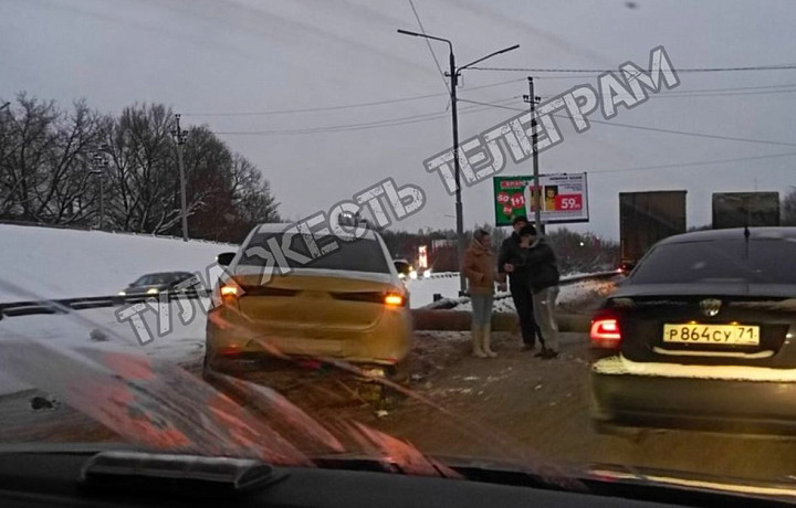 В Туле на Рязанской улице автомобиль влетел в столб
