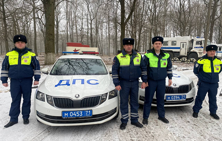 В Туле инспекторы ДПС помогли водителю, у которого на проезжей части сломался автомобиль