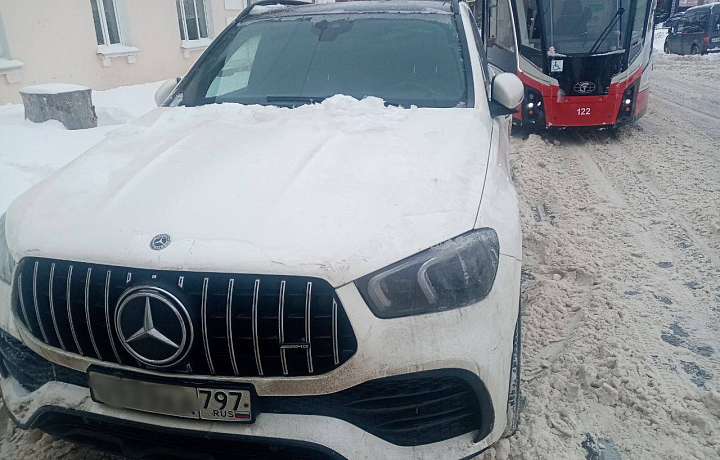 На улице Михеева в Туле Mercedes перекрыл движение трамваев
