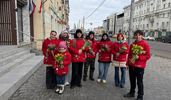 На улицах Тулы в преддверии 8 марта женщинам дарят цветы