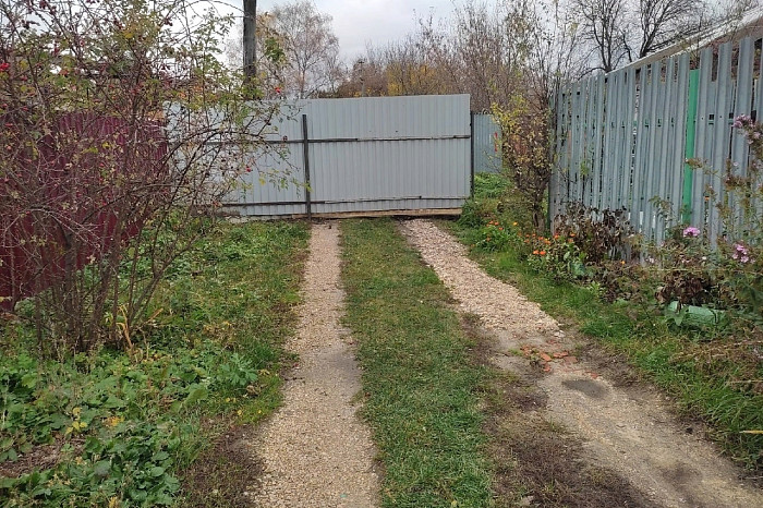 Жительницу Донского соседи замуровали забором