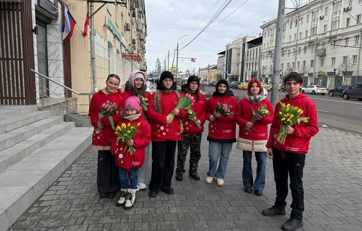 На улицах Тулы в преддверии 8 марта женщинам дарят цветы