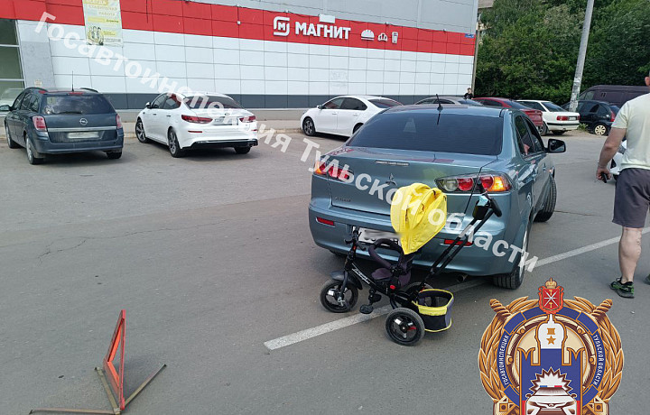 На парковке в Щекине водитель иномарки сбила двухлетнюю девочку на велосипеде-коляске
