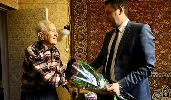 Глава администрации Новомосковска поздравил с 96-м днем рождения ветерана ВОВ Льва Гаинцева
