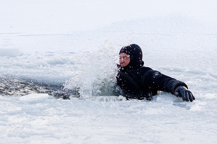 Тульские спасатели провели тренировку по спасению людей из водоемов