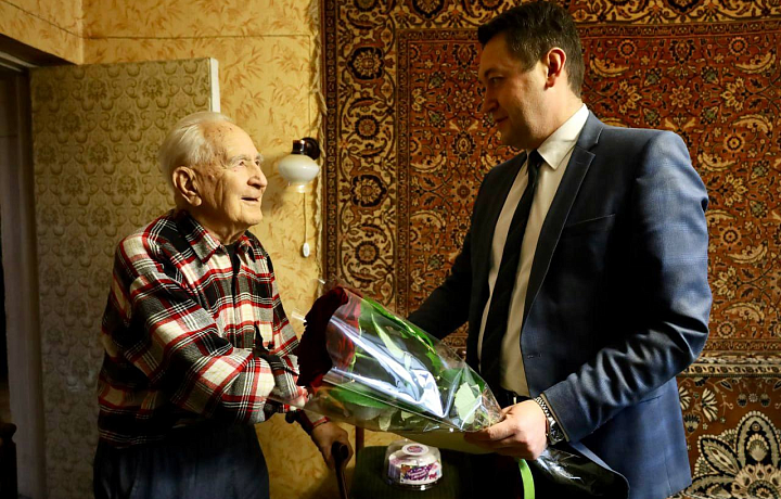 Глава администрации Новомосковска поздравил с 96-м днем рождения ветерана ВОВ Льва Гаинцева