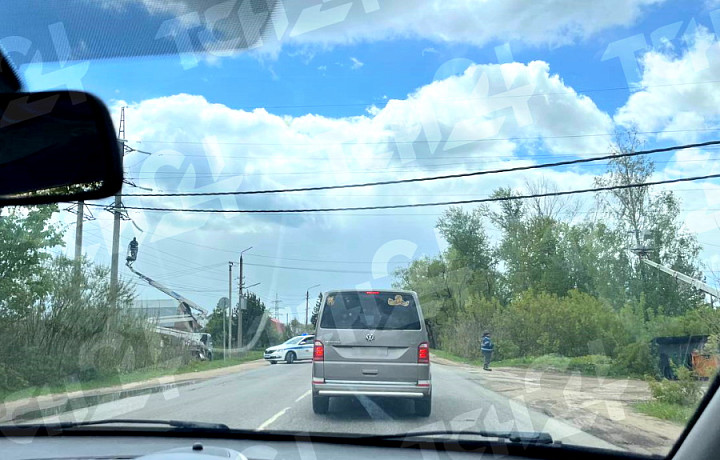 На улице Скуратовской в Туле перекрыли дорогу из-за обрыва проводов