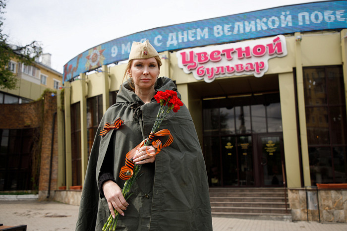 Цветной бульвар поздравил туляков с наступающим Днем Победы и подарил Георгиевские ленты