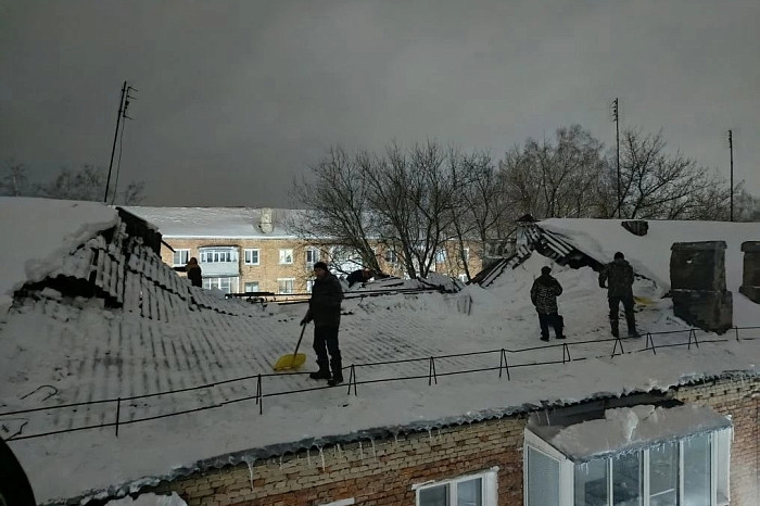 Опубликованы фото с места обрушения крыши двух домов в Кимовске