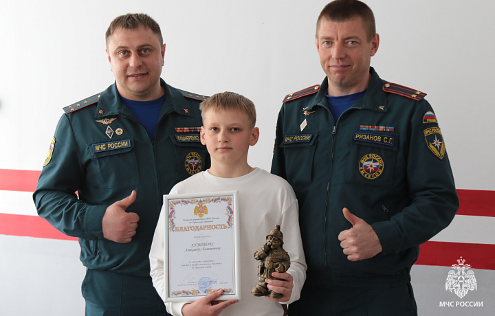 В Узловском районе 13-летний мальчик спас из горящего дома своих братьев