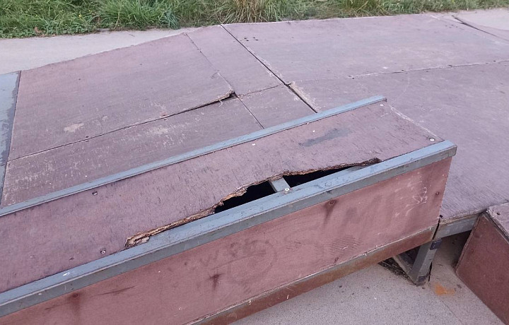 В тульском ЖК «Молодежный» развалилась скейт-площадка: она оказалась бесхозной, а жителям посоветовали не пускать туда детей