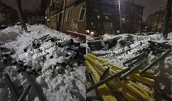 На проспекте Ленина в Туле снежная лавина с крыши сломала ограждение