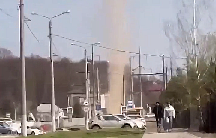 В районе областной детской больницы в Туле заметили пылевое торнадо