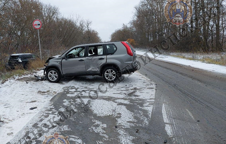 В Заокском районе столкнулись Nissan X-Trail и Toyota Land Cruiser Prado