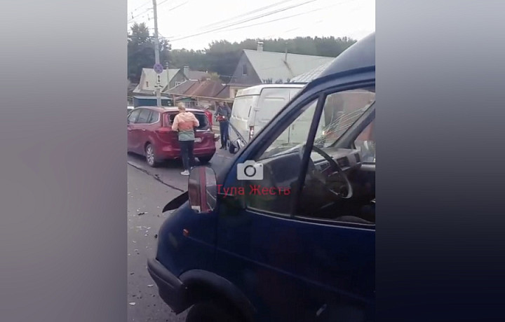 На улице Октябрьской в Туле произошло тройное ДТП с двумя «ГАЗелями» и легковушкой