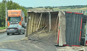 В районе села Дедилово Киреевского района перевернулся грузовик