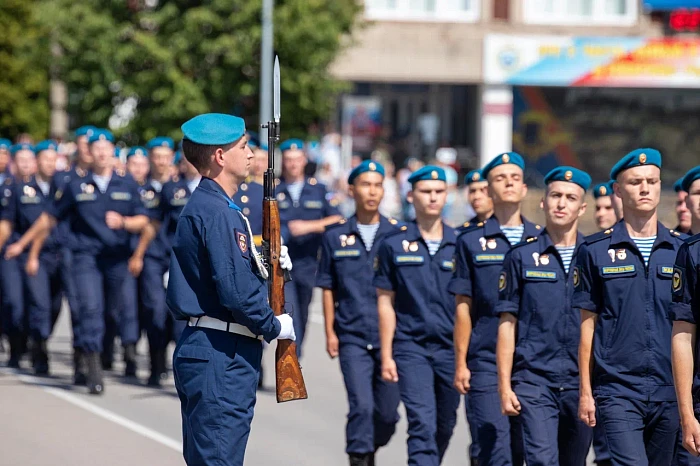 Алексей Дюмин поздравил тульских десантников с Днем ВДВ