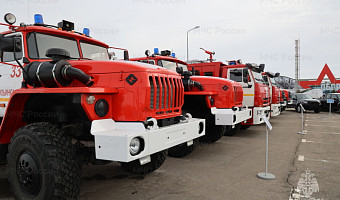 Глава МЧС России Куренков передал тульским пожарным новую спецтехнику