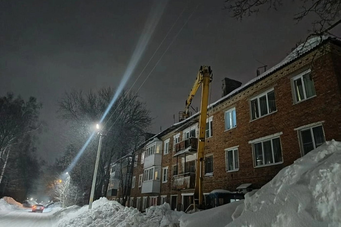 Опубликованы фото с места обрушения крыши двух домов в Кимовске