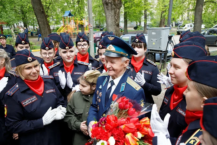 Тульские кадеты и студенты поздравили ветерана Великой Отечественной войны с наступающим Днем Победы