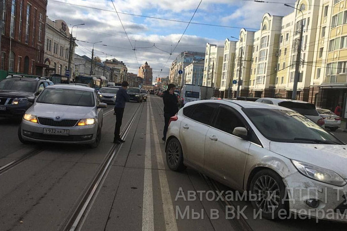 На пересечении улиц Советская и Пирогова в Туле встали трамваи из-за ДТП