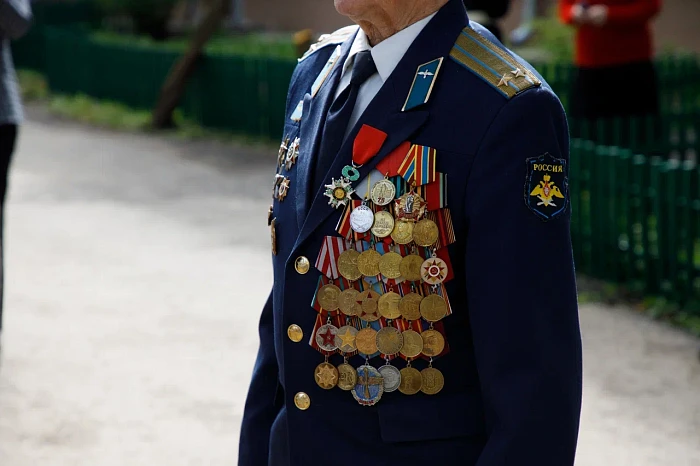 Тульские кадеты и студенты поздравили ветерана Великой Отечественной войны с наступающим Днем Победы