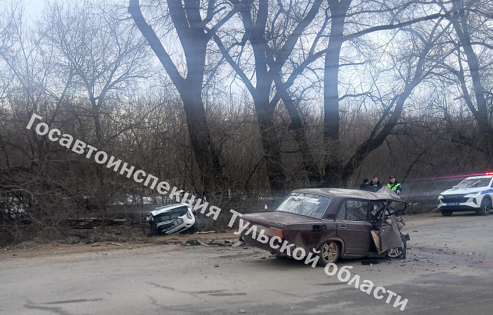 В Новомосковске водитель Haval при обгоне врезался в «ВАЗ» на встречке