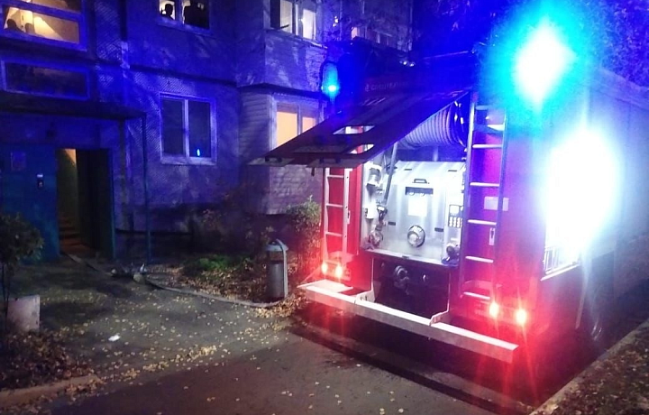 При пожаре в многоквартирном доме в Новомосковске пострадал человек