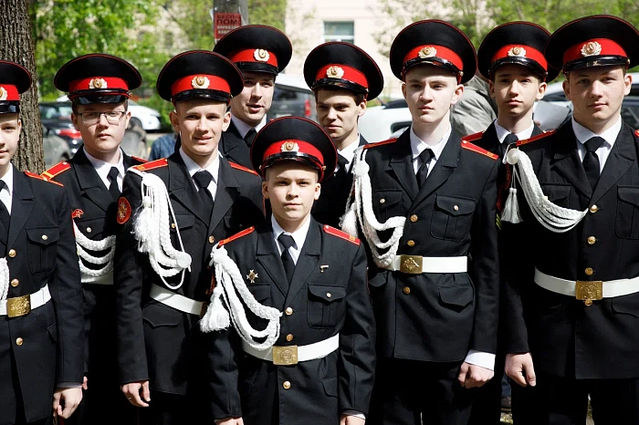 Тульские кадеты и студенты поздравили ветерана Великой Отечественной войны с наступающим Днем Победы