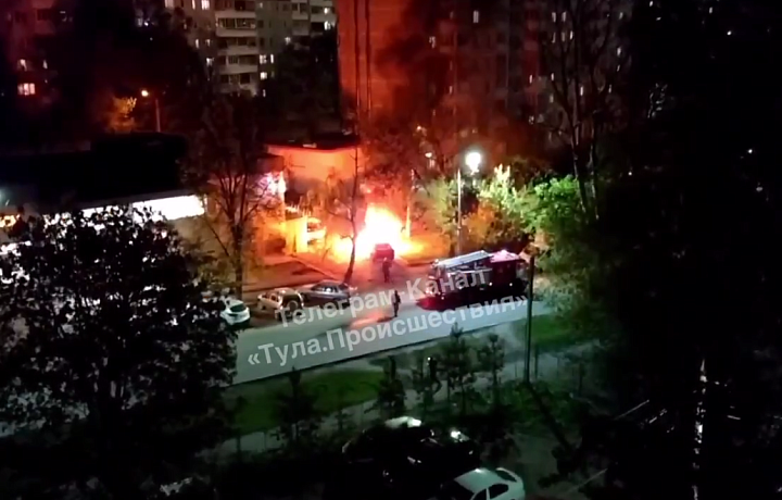 Автомобиль загорелся на улице Максима Горького в Туле