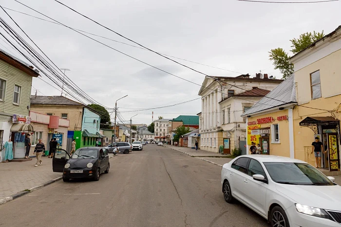 Пустеющая улица Пирогова в Туле: работа без вывесок и патрули ГИБДД