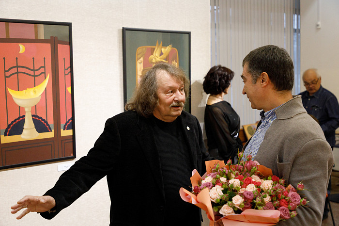 Таинственные маски и средневековые мотивы: в Туле открылась выставка художника Александра Майорова