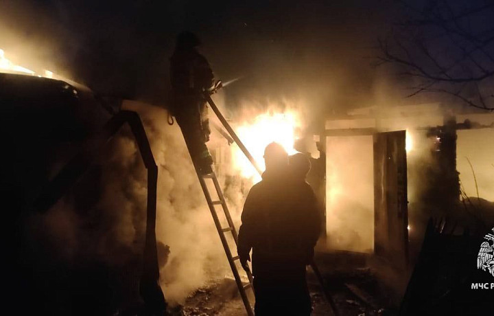 Два человека погибли при пожаре в частном доме в Туле