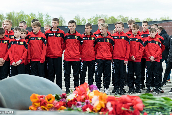 Футболисты «Арсенала» и волейболистки «Тулицы-2» возложили цветы к мемориалу «Защитникам неба Отечества»