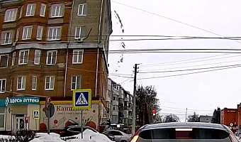 В Узловой наледь с крыши дома сошла в паре метров от детей