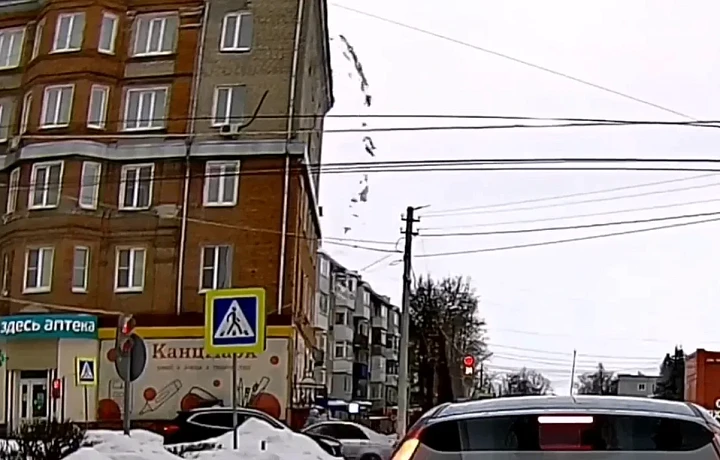 В Узловой наледь с крыши дома сошла в паре метров от детей