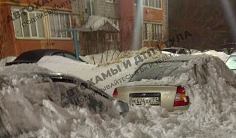 В Щекине снег с крыши накрыл припаркованные автомобили